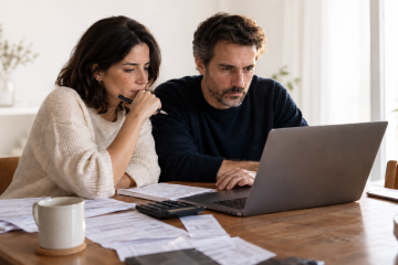 Pareja revisando la revisión de su hipoteca variable en casa